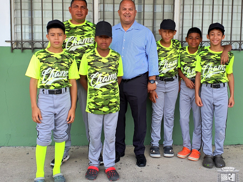 Jugadores Chameros que conforman el equipo de Pequeñas Ligas de Chame categoría Sub-12, visitaron al Honorable Alcalde del Distrito de Chame Abdul Juliao Antadilla